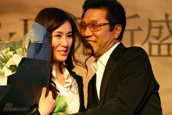 图文:张力尹《星愿》发布会--老板送花道贺