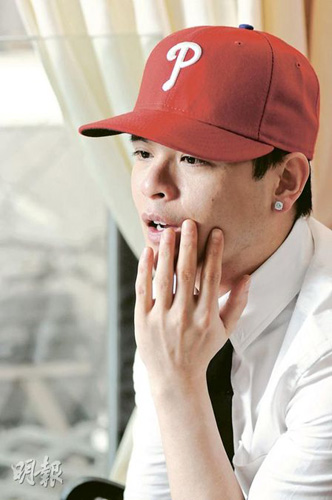 侧田被曹格打到碌地,但仍维护对方.