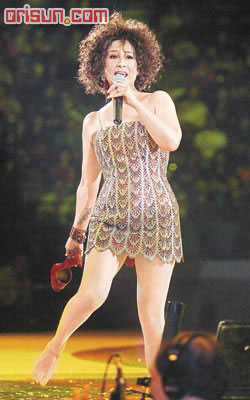 甄妮个唱上围缩水玉臂任摸(图)