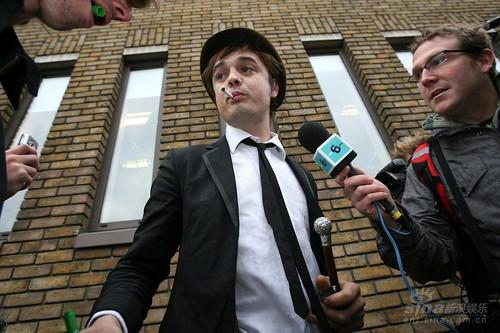 shambles (听歌) 大名鼎鼎的浪子主唱pete doherty入狱已有一段时间