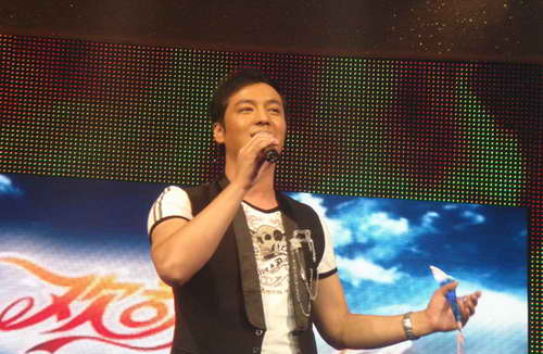 誓言誓言近日刚刚推出个人全新ep《是谁让我哭了一整夜》的歌手誓言