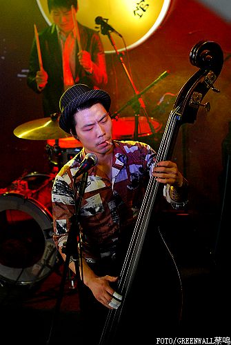 defy乐队巡演成都站上演50年代复古风图