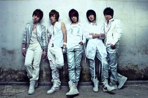 在访谈中hit-5与主持人海雷大肆谈论成员趣事,互相爆料hit-5生活点滴