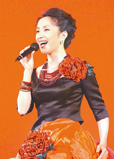 军旅歌手汤灿新唱法为祖国献礼