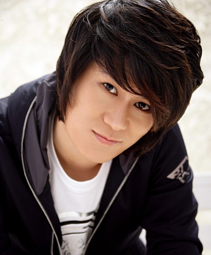 张皓与吕俊哲宣传《宝贝别哭》忙塑身