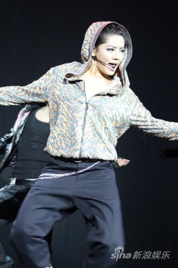 江映蓉热舞引爆音乐厅 演绎最新单曲舞蹈(图)
