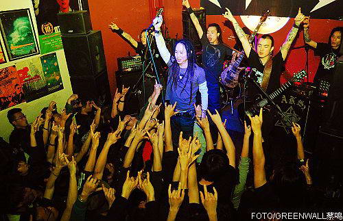 3月26日晚,老牌重型乐队夜叉成军15年来的首次全国巡演的第四站在成都