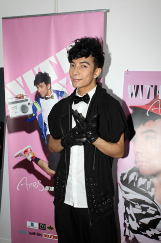 港台音乐 > 正文  新浪娱乐讯  8月9日下午,广州歌手郑建鹏全新形象