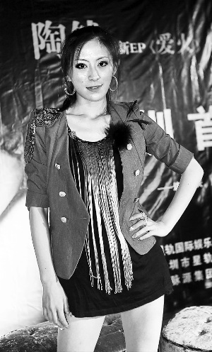 陶然【深圳商报讯】(记者 徐松兰/文 韩墨/图)8月16日,青年歌手陶然的