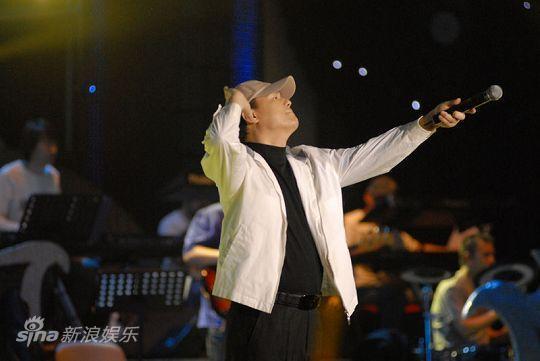 张行吉他弹唱迟到不畏严寒为后辈作表率