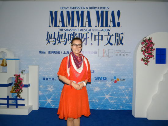 中文版谭晶与沈小岑谭晶在签名墙上签名新浪娱乐讯 近日,世界经典