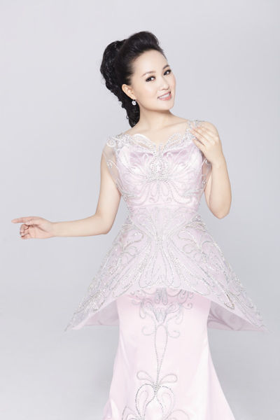 雷佳参加央视春晚彩排 精心准备歌唱民族风情