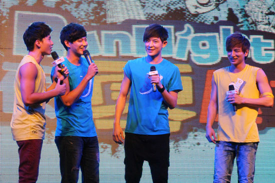 台湾超人气组合lollipop f也来到现场,与夜猫子们一同夜跑狂欢,体验"