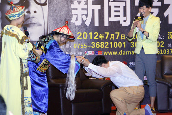 陈奕迅深圳宣传个唱 为粉丝当场下跪(图)