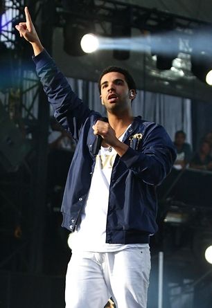 25岁说唱歌手drake终获高中学历