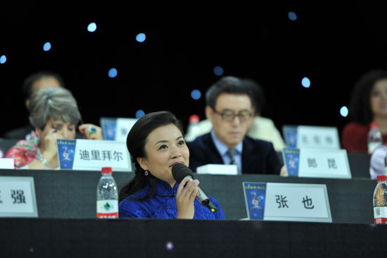 青歌赛评委各具特色 观众评价褒贬不一