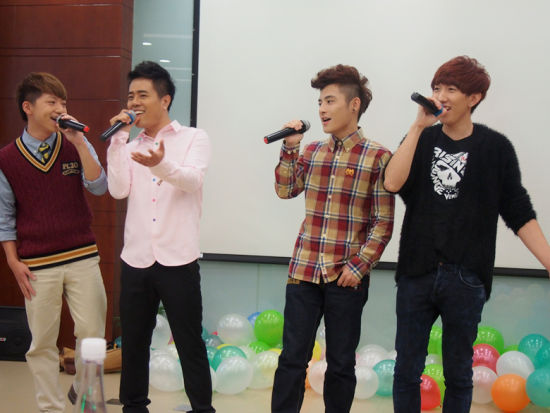 hope组合为刘雨潼庆生 送五仁月饼藏深意