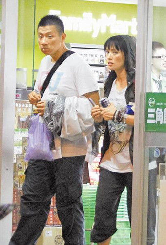 中新网10月14日电 据台湾《苹果日报》消息,黄品源与老婆蜜儿(巫若萍)