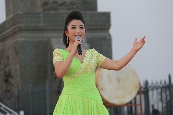 刘媛媛走基层唱《感恩》重阳节获大奖