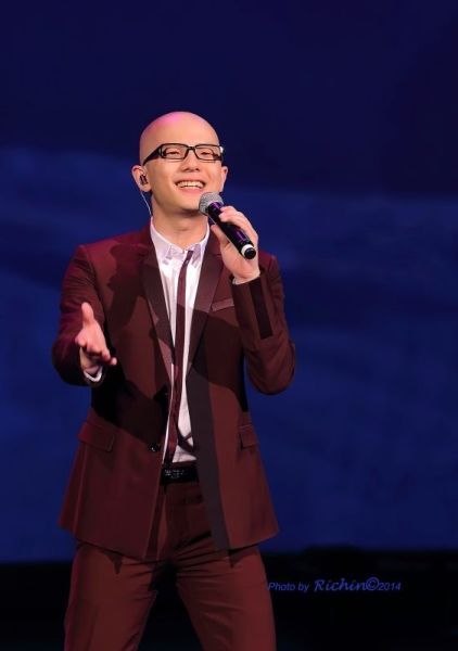 平安献唱歌手平安全场大合影新浪娱乐讯 日前,加拿大中学生慈善组织心