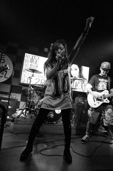 程晨晋级制作人快女五年回家乡谢粉丝