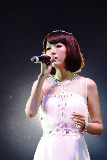 阿悄现身眉州演唱会与郁可唯同台献唱