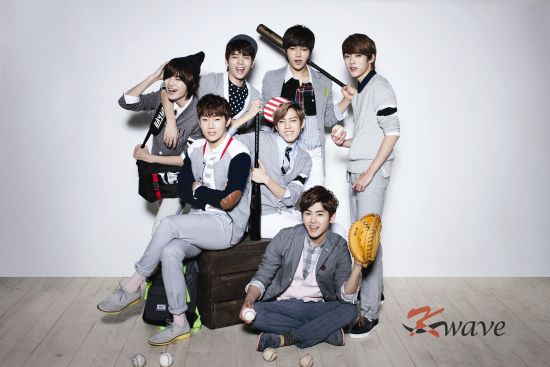 韩国男团infinite日前携手某杂志拍摄写真,成员们身着灰色系列的休闲