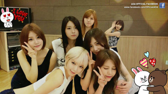 室的照片,并留言道"聚集到练习室来的aoa——短发造型公开在即0619"