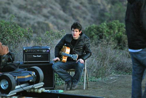 组图:约翰-梅尔暮色神秘拍mv 抱吉他颓废忧郁