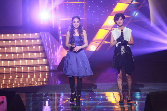 图文:twins现场演唱获奖金曲《飘零燕》