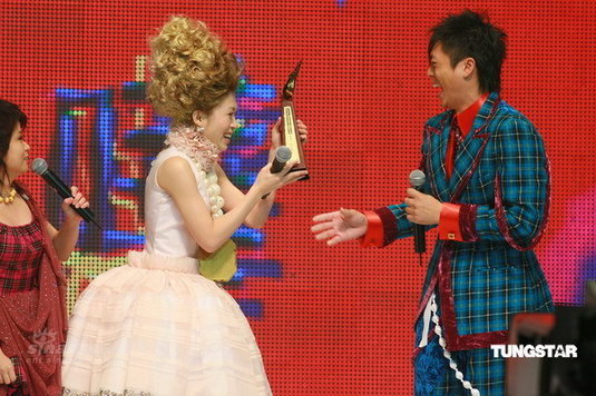 图文:叱咤十大歌曲第十位:有耳非文接受奖杯