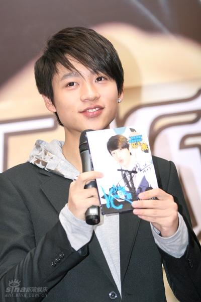 图文:魏晨发ep《乐天派》--魏晨展示ep