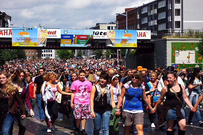 图文2008德国爱的大游行年轻人手拉手