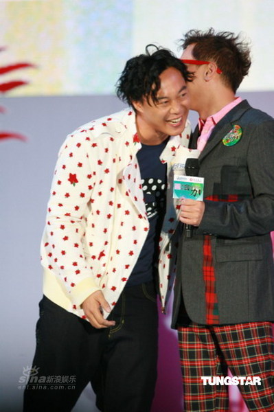 图文:新城国语力颁奖--陈奕迅和黄家强说悄悄话