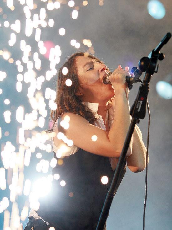 图文:龙水湖音乐节首日-外国女歌手激情献唱