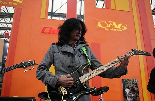 陈磊携clevan签名吉他上演华丽金属夜(组图)