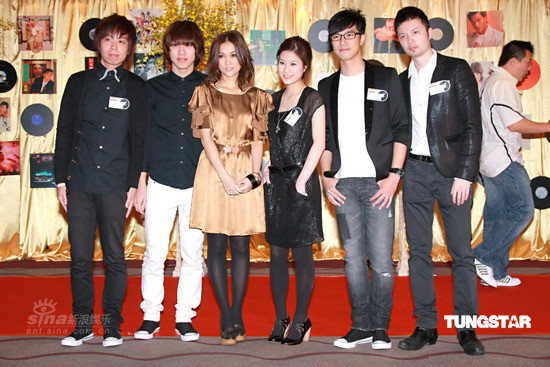 图文cash金帆音乐奖红毯歌手合影