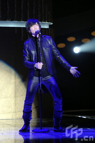 图文台湾新人王萧敬腾献唱麦克风架成道具