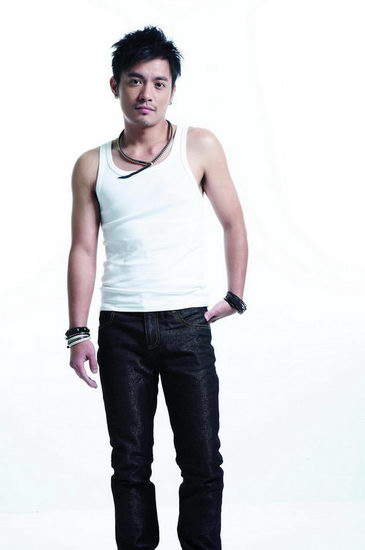 范逸臣勤练胸肌 备战年底演唱会(组图)