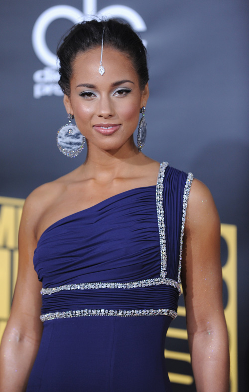 组图艾丽西亚凯斯开心获奖印度风穿着抢眼