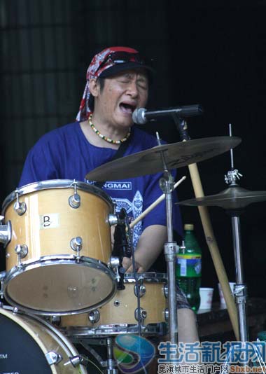 三跺脚乐队25日晚玩回云南组图