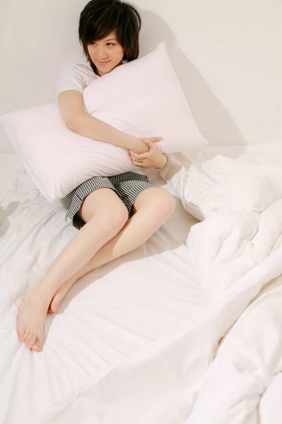 岳夏床上写真曝光时尚性感睡姿多多组图