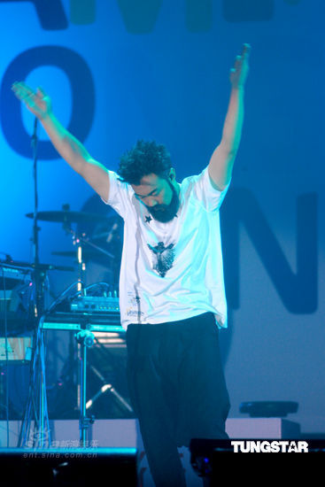 接受欢呼新浪娱乐讯 陈奕迅日前在香港举办了一场小型演唱会,以大胡子