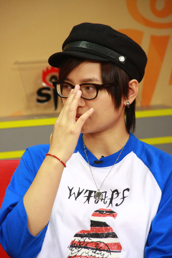 图文周笔畅做客聊新碟周笔畅推眼镜