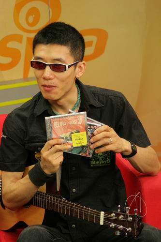 图文:脑浊乐队主唱肖容做客-肖容推介新碟