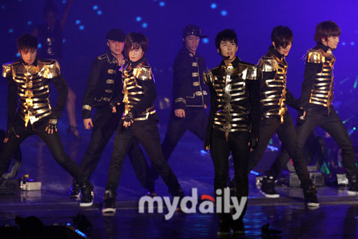 图文:ss501亚洲巡演开幕-ss501闪亮出场