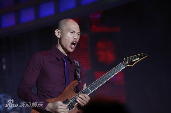 兰海鹏忘情嘶吼组图:蛋壳乐队兰海鹏勇夺百事群音mvp最佳吉他手新浪