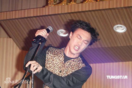 情绪很high新浪娱乐讯陈奕迅(eason)30日在台北举办新专辑《上五楼的