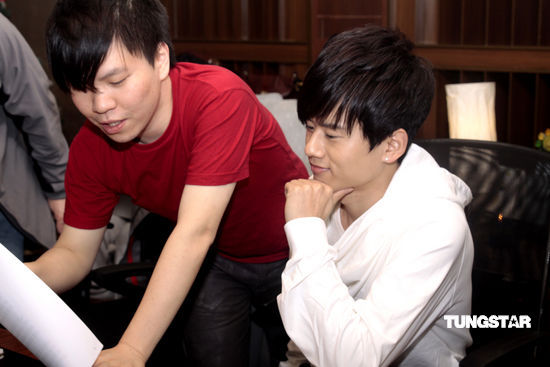 组图张杰深夜录歌与常石磊兄弟情深羡煞旁人