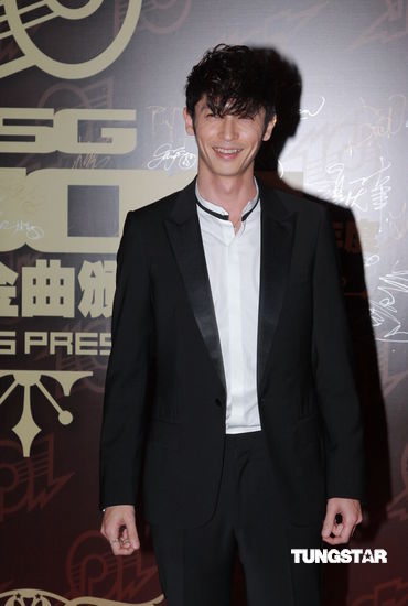 图文09十大劲歌金曲颁奖礼玉木宏微笑拍照